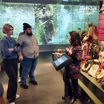 Students listening to speaker while on a museum field trip.